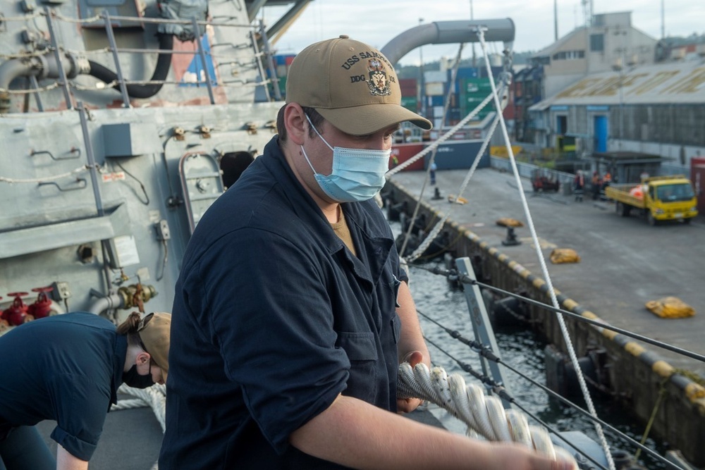 USS Sampson Pulls Into Fiji