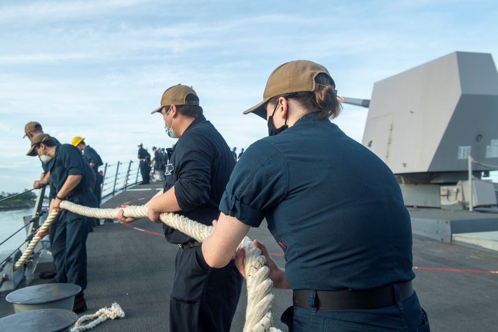 USS Sampson Pulls Into Fiji