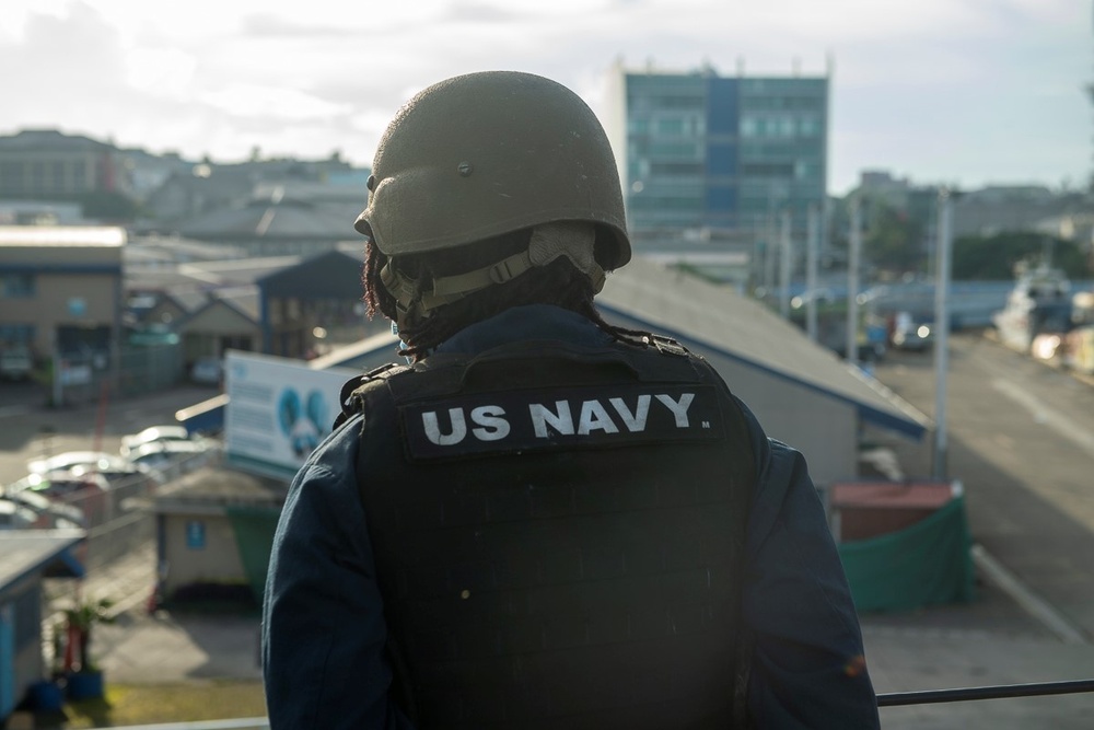 USS Sampson Pulls Into Fiji