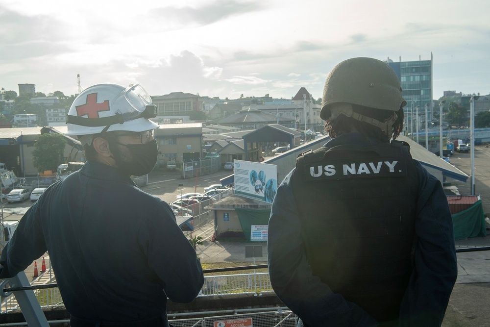 USS Sampson Pulls Into Fiji