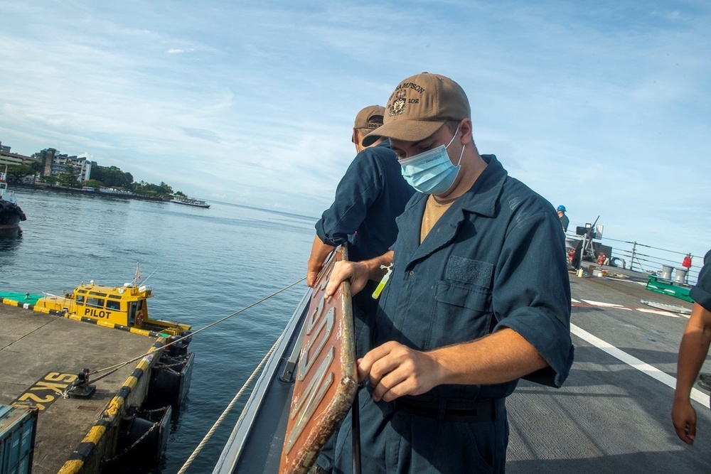 USS Sampson Pulls Into Fiji