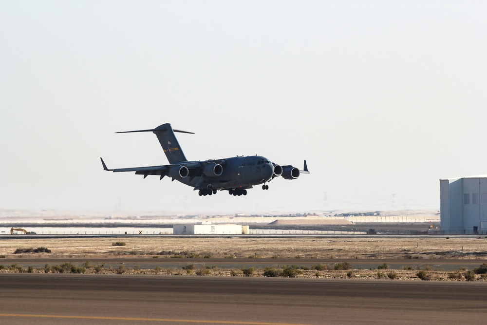 DVIDS - Images - C-17 at Al Dhafra Air Base [Image 3 of 3]