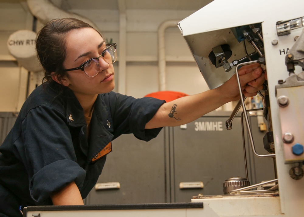 Abraham Lincoln Sailors conduct maintenance