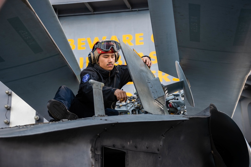 USS Carl Vinson (CVN 70) Sailors Perform Maintenance in Pacific Ocean