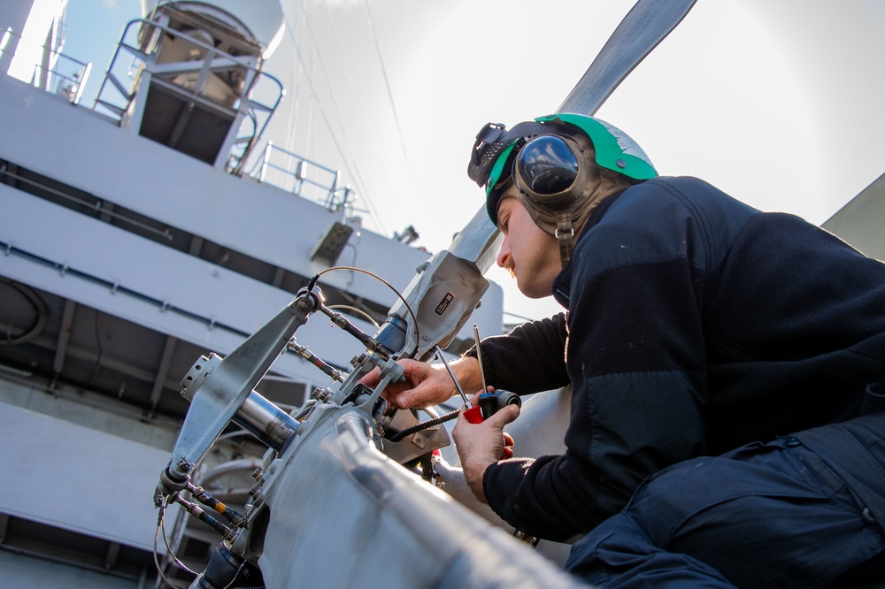 USS Carl Vinson (CVN 70) Sailors Perform Maintenance in Pacific Ocean