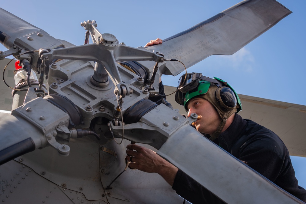 USS Carl Vinson (CVN 70) Sailors Perform Maintenance in Pacific Ocean