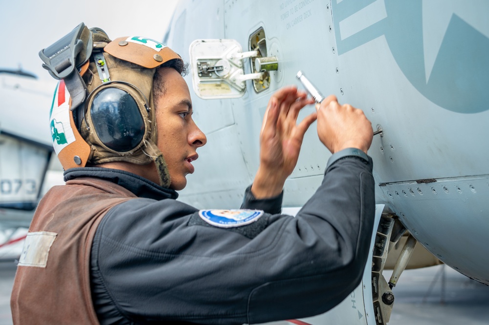 USS Carl Vinson (CVN 70) Sailors Conduct Flight Operations in Pacific Ocean