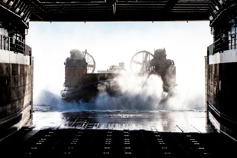 USS Anchorage conducts LCAC Ops