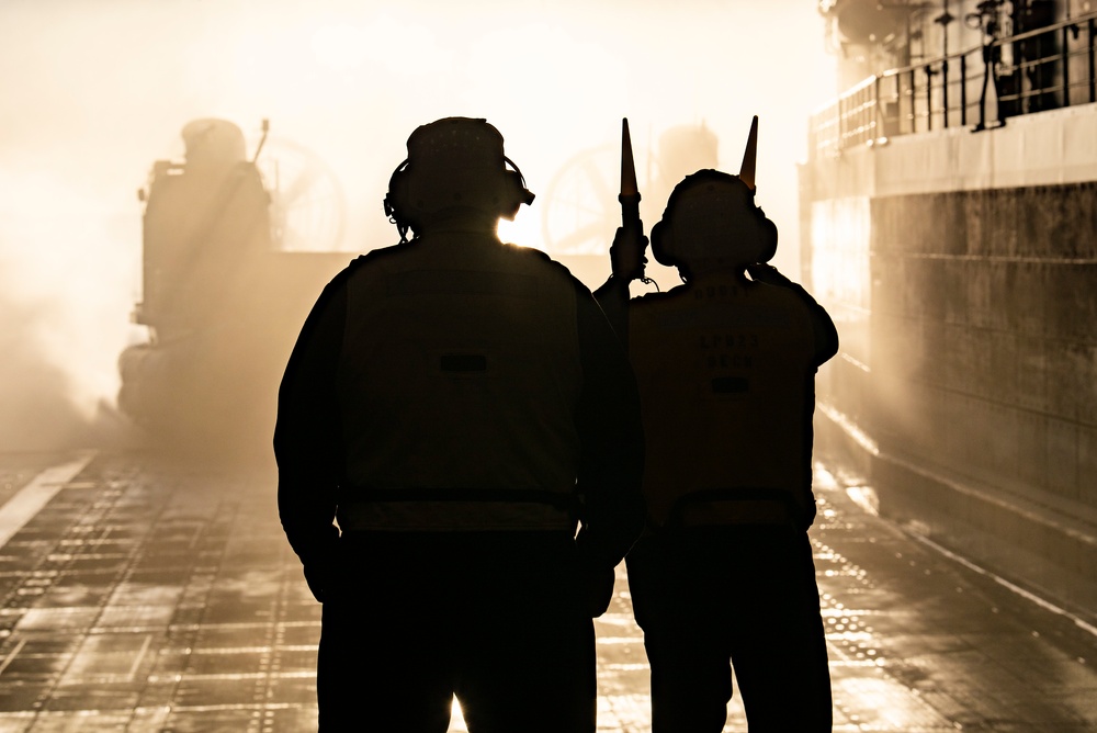 USS Anchorage conducts LCAC Ops