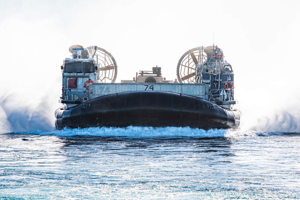 USS Anchorage conducts LCAC Ops