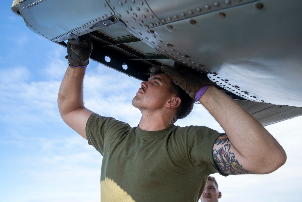 DVIDS - Images - CH-53E deep cleaning aboard USS Portland [Image 3 of 4]