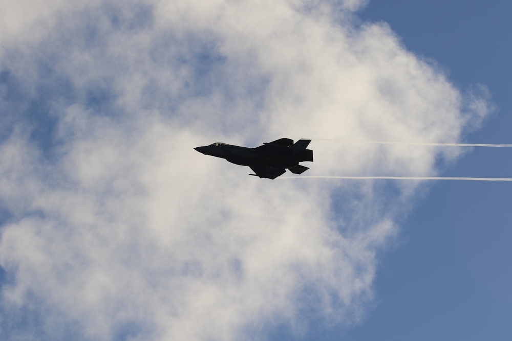 USS Carl Vinson (CVN 70) Conducts Flight Operations In The Pacific Ocean