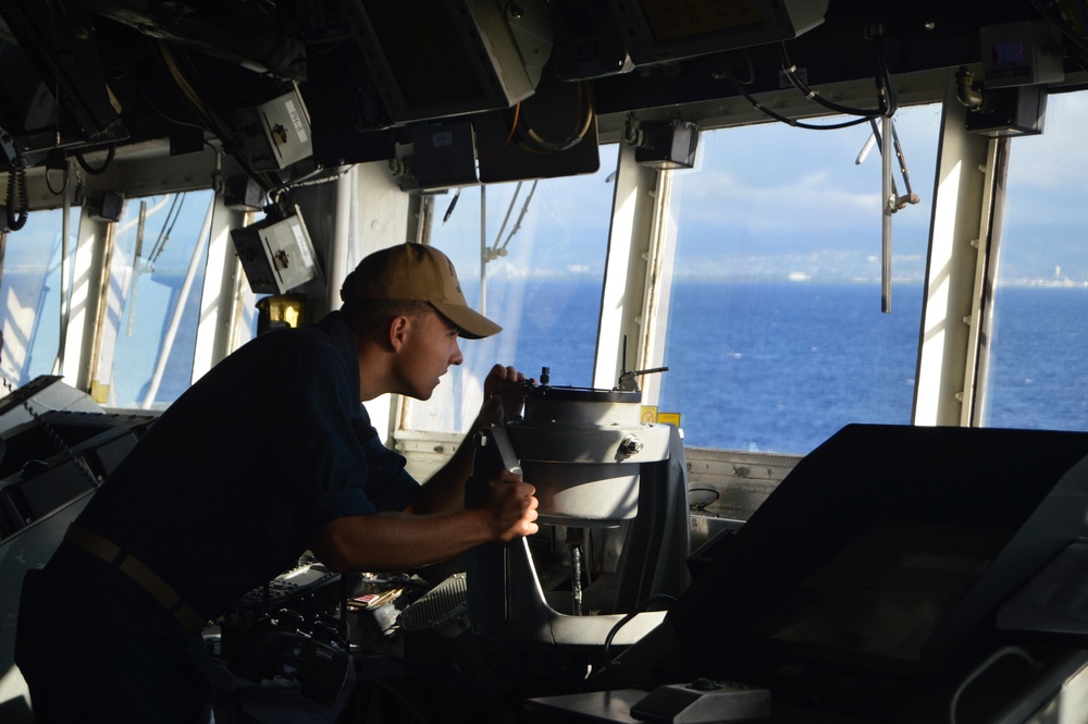 USS Lake Champlain (CG 57) Anchors Off The Coast Of Hawaii