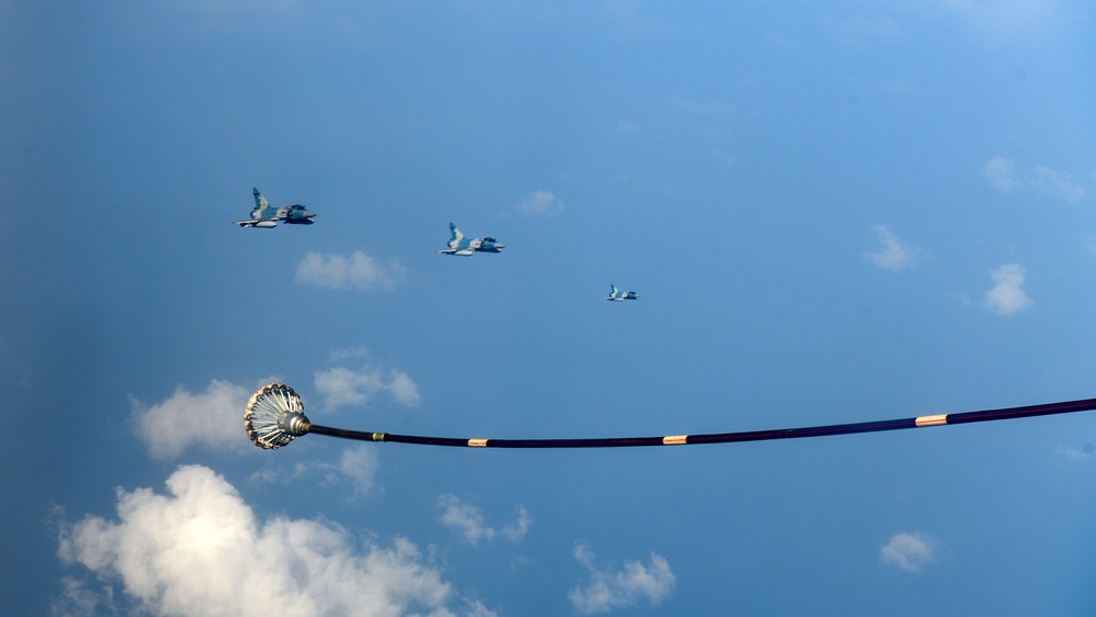 Marine Super Hercules aerial refuels French Mirages