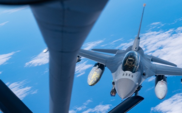 Stratotanker fuels Cope North