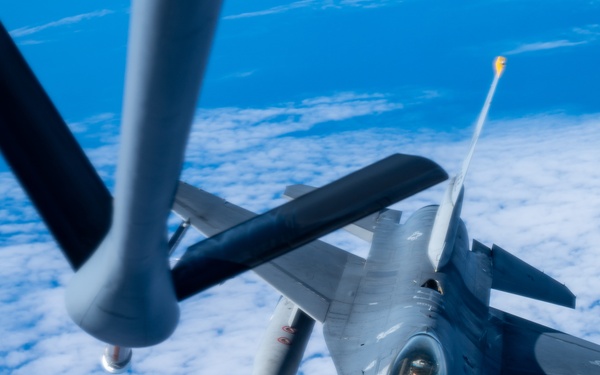 Stratotanker fuels Cope North