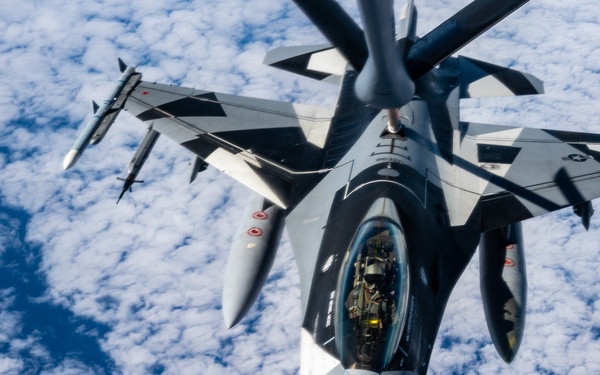 Stratotanker fuels Cope North