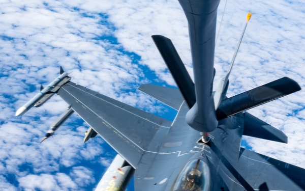Stratotanker fuels Cope North