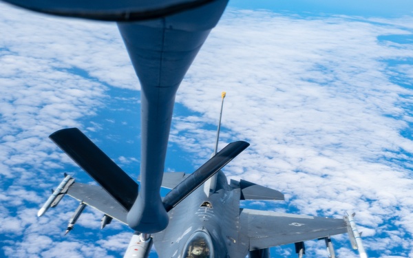 Stratotanker fuels Cope North