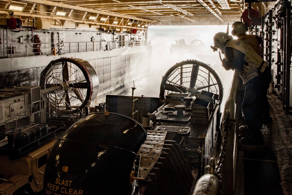 USS Anchorage conducts LCAC OpsS:\SHARE DRIVE\25. PUBLIC FILES\MEDIA\20220212-13\Splash