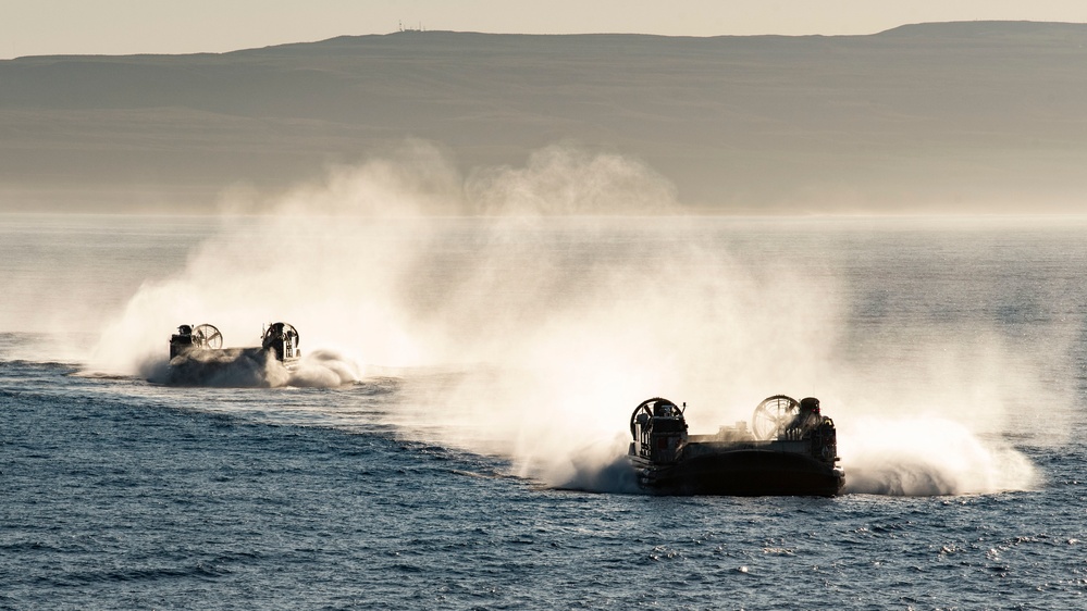 USS Anchorage conducts LCAC Ops