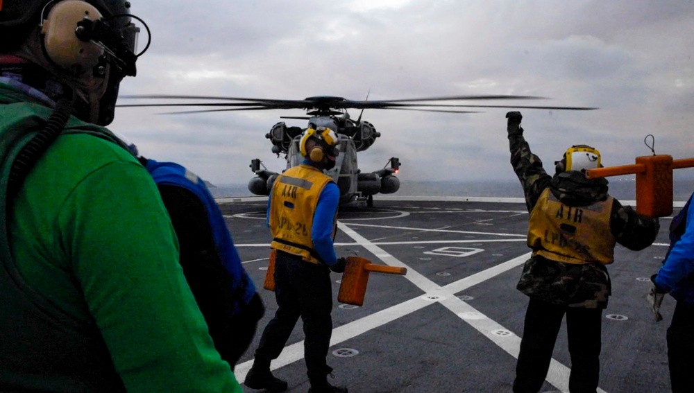 USS John P. Murtha (LPD 26) Flight Quarters with HMH 465