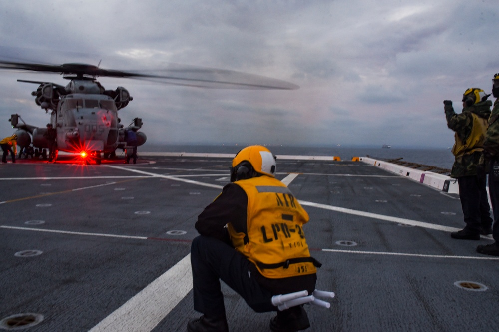 USS John P. Murtha (LPD 26) Flight Quarters with HMH 465