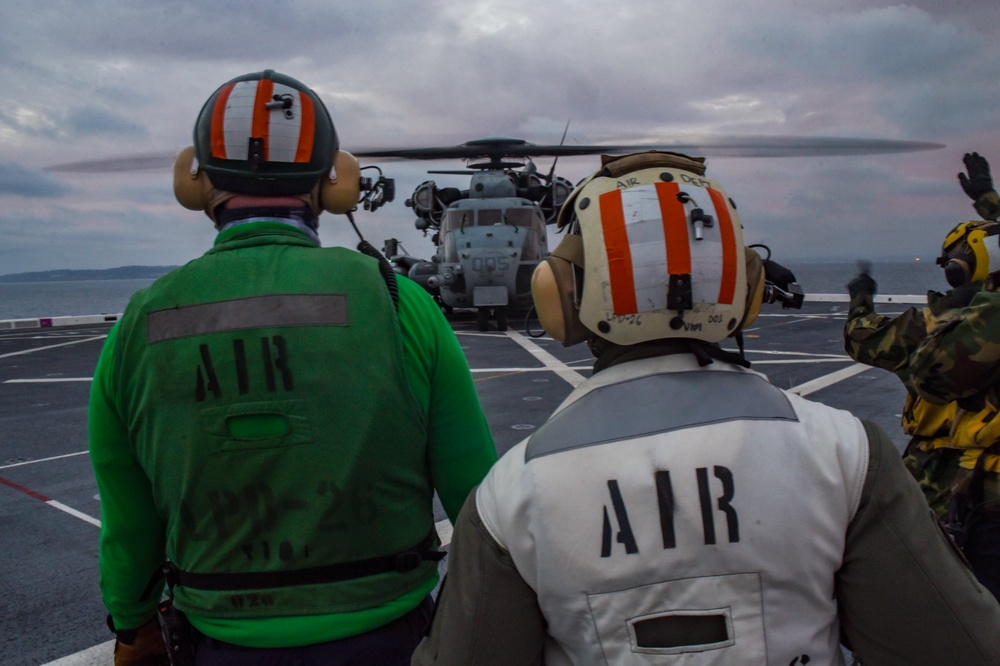 USS John P. Murtha (LPD 26) Flight Quarters with HMH 465