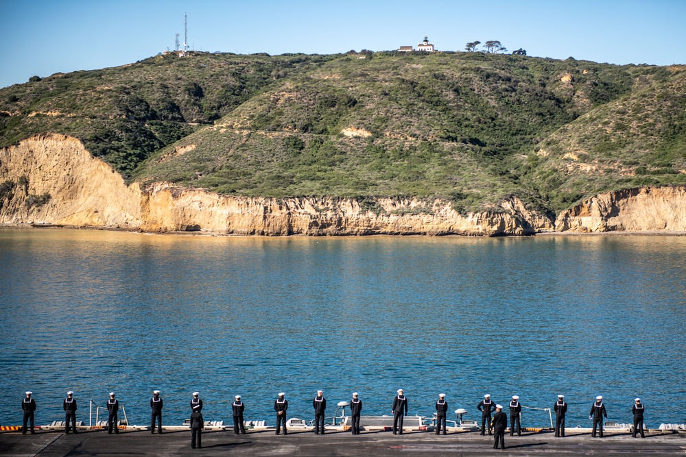 USS Carl Vinson (CVN 70) pulls into San Diego