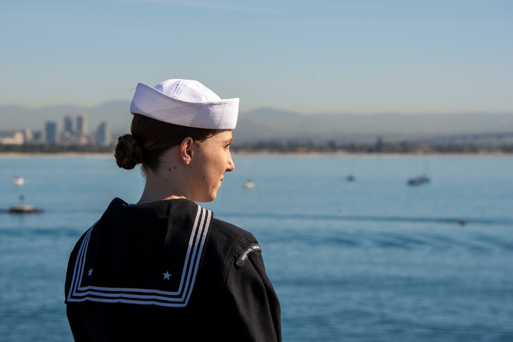 USS Carl Vinson (CVN 70) Returns to San Diego