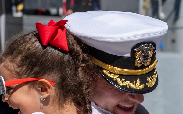 USS Lake Champlain Returns to Homeport