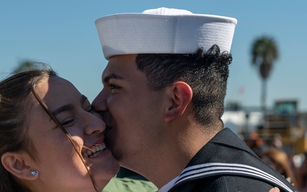 USS Lake Champlain Returns to Homeport