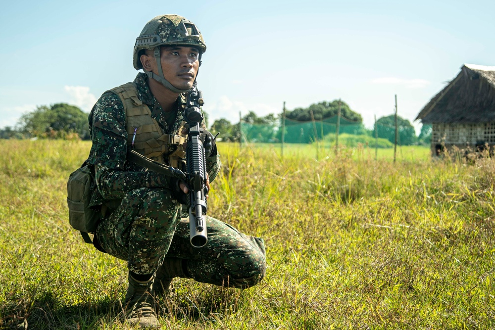 Charlie Co., BLT 1/1, 11th MEU conducts an amphibious assault demonstration in support of MAREX PH 22