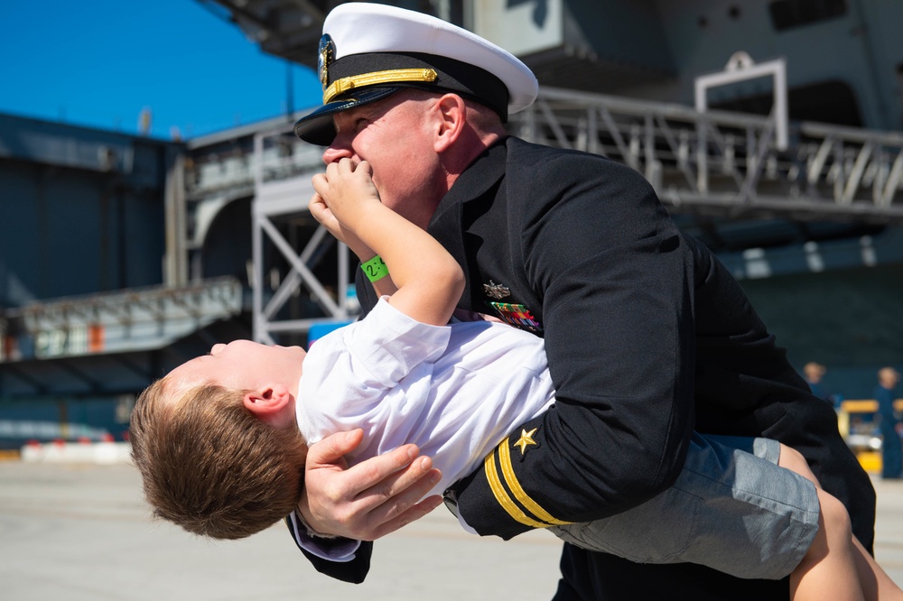 USS Carl Vinson (CVN 70) Sailors Reunite With Family