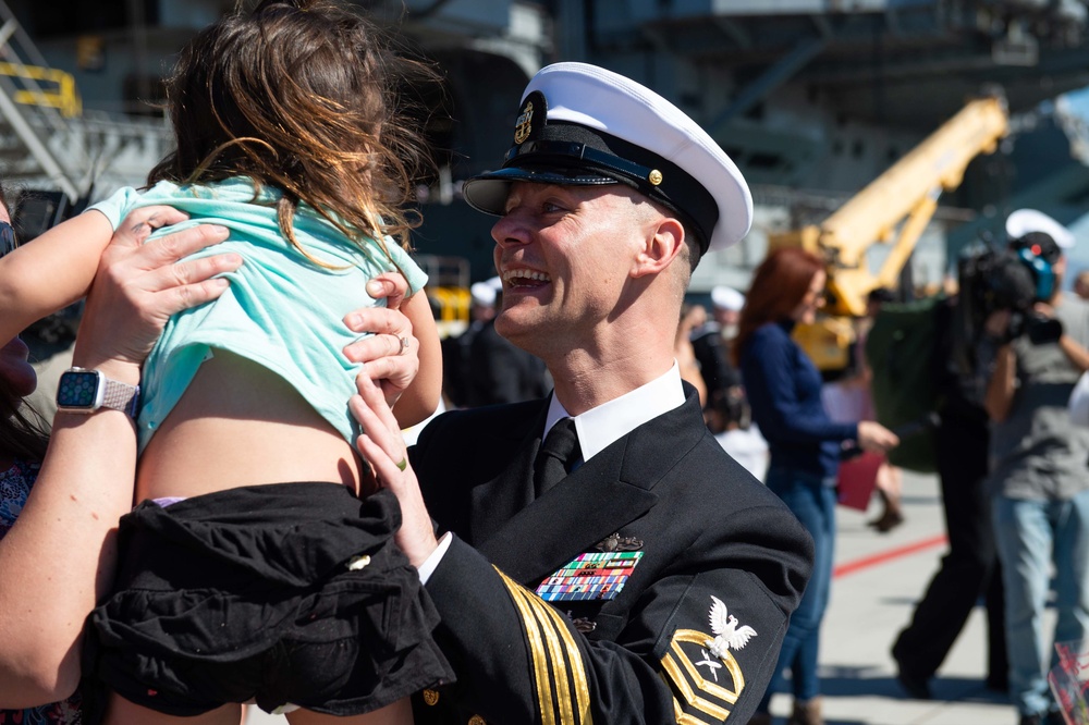 USS Carl Vinson (CVN 70) Sailors Reunite With Family