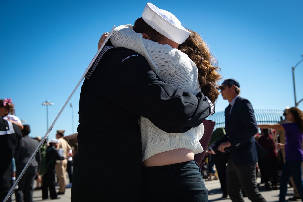 USS Carl Vinson (CVN 70) Sailors Reunite With Family