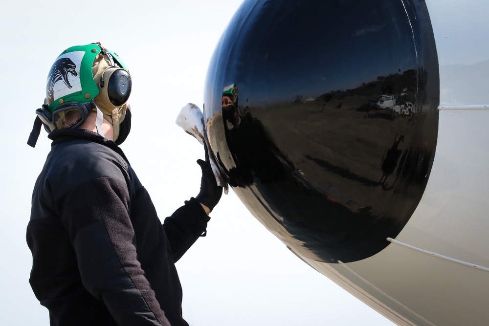 VP-47 PERFORMS MAINTENANCE ON P-8A