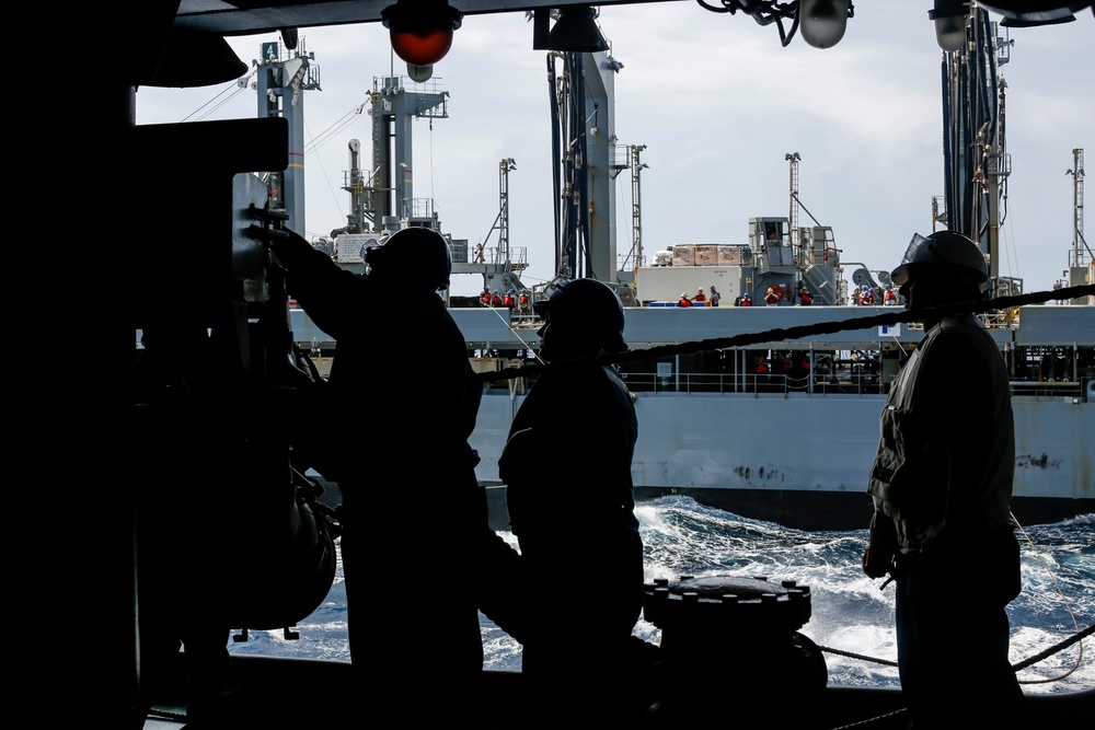 Abraham Lincoln conducts fueling-at-sea with Yukon