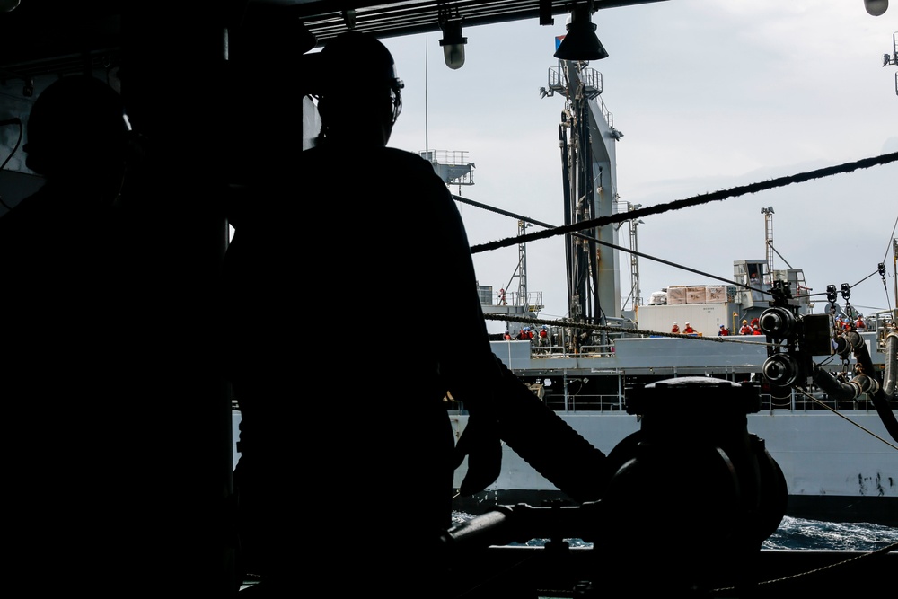 Abraham Lincoln conducts fueling-at-sea with Yukon