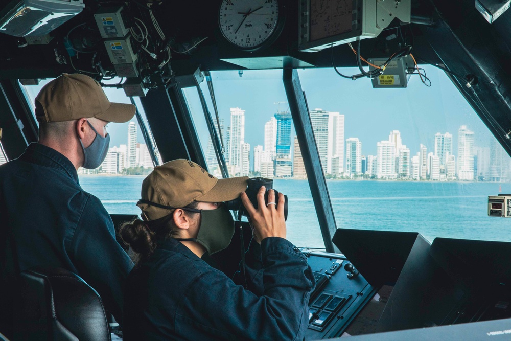 USS Billings Renders Passing Honors to Colombian Navy Upon Arrival to Cartagena