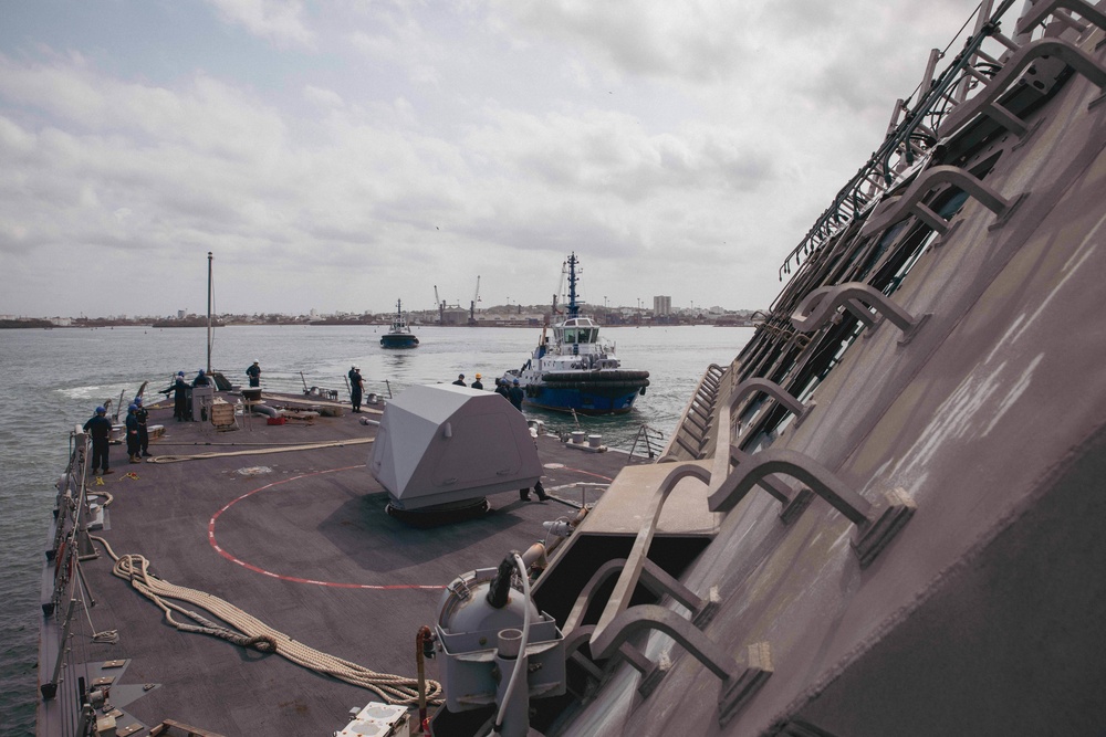 USS Billings Renders Passing Honors to Colombian Navy Upon Arrival to Cartagena