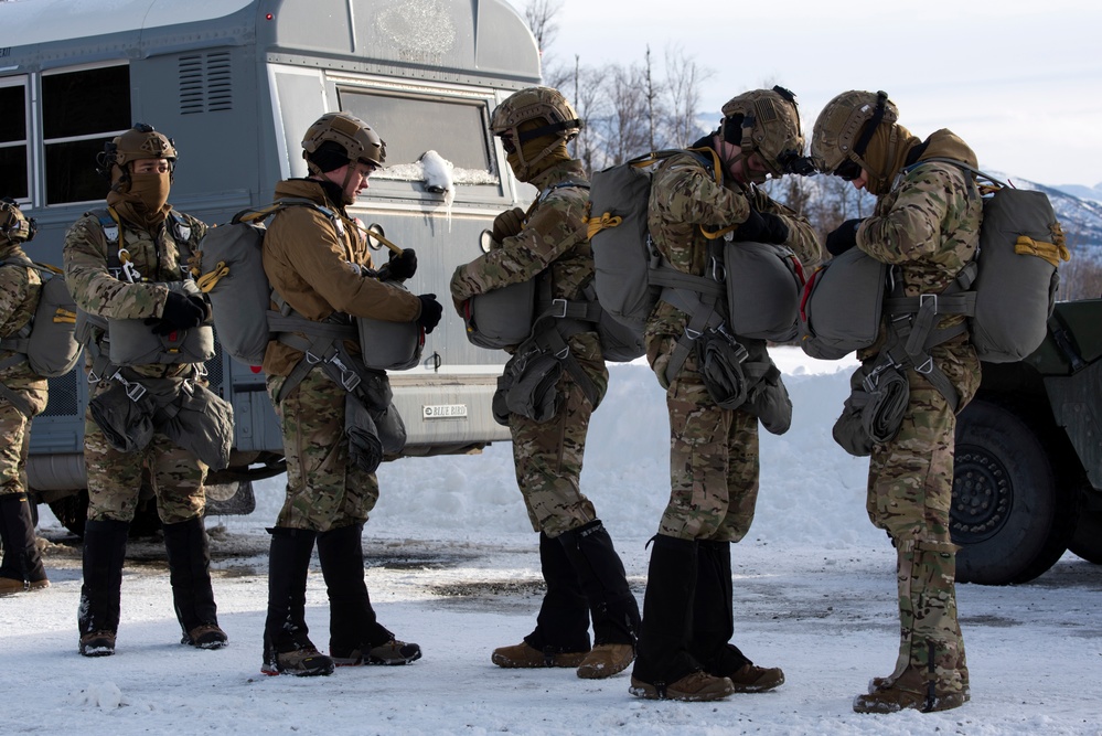 Special warfare Airmen, Army aviators conduct joint airborne training at JBER