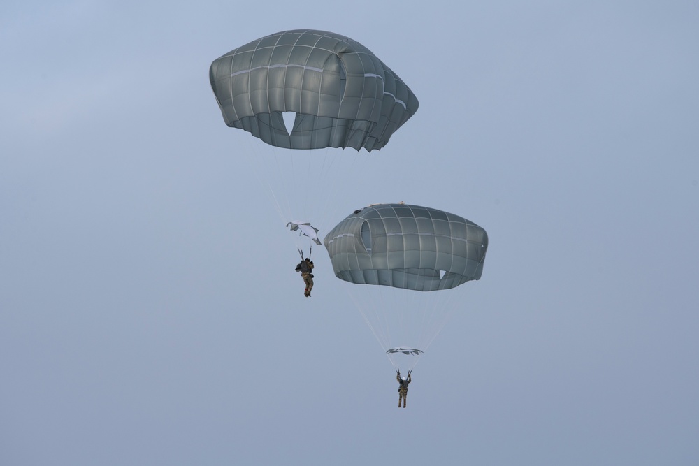Special warfare Airmen, Army aviators conduct joint airborne training at JBER