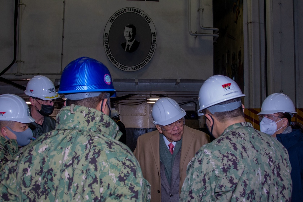 USS Ronald Reagan (CVN 76) Philippines Ambassador Visit