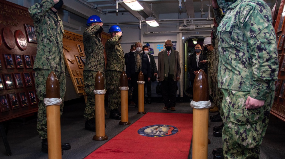 USS Ronald Reagan (CVN 76) Philippines Ambassador Visit