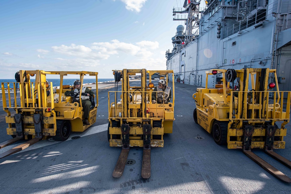 USS America conducts a vertical replenishment with the fleet replenishment oiler USNS Yukon (T-AO 202).