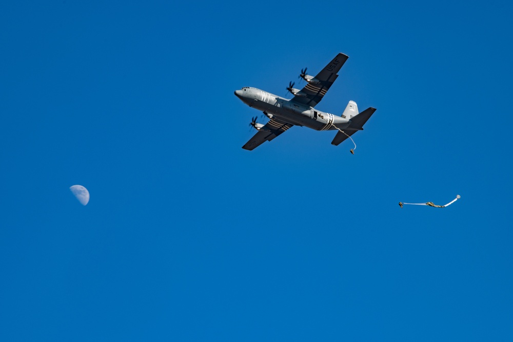 Italian and American Paratroopers Conduct Joint Airborne Operations