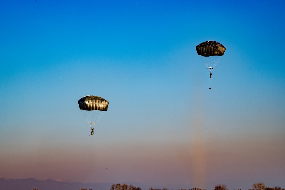 Italian and American Paratroopers Conduct Joint Airborne Operations