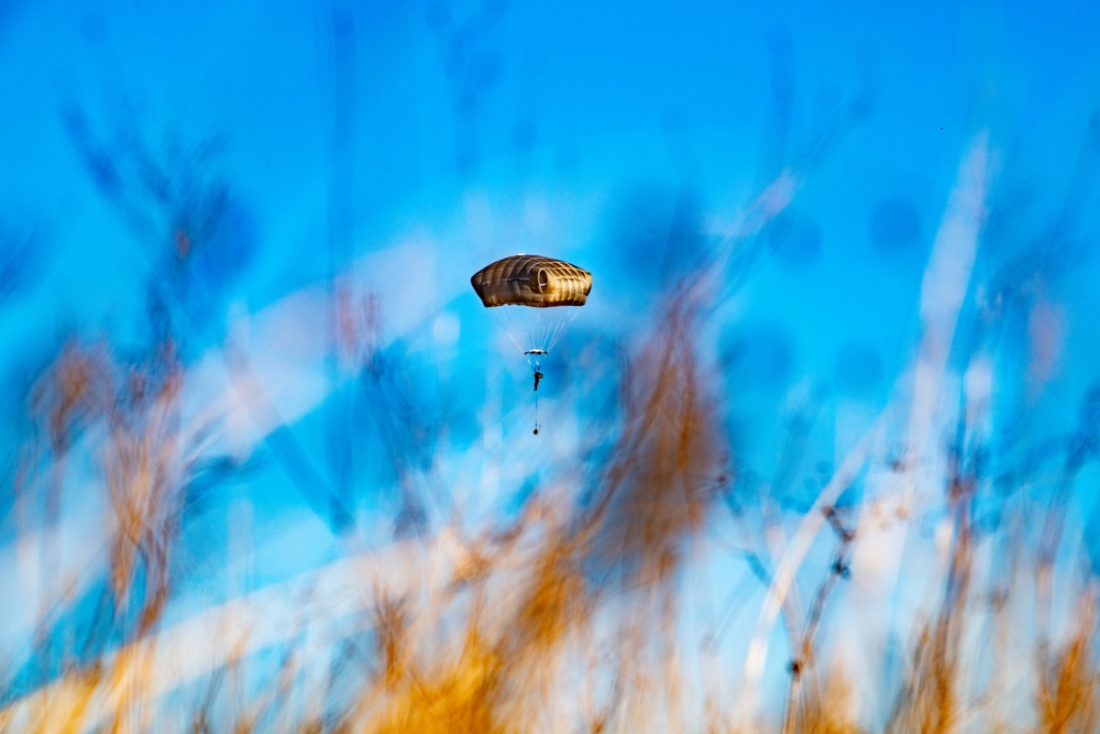 Italian and American Paratroopers Conduct Joint Airborne Operations