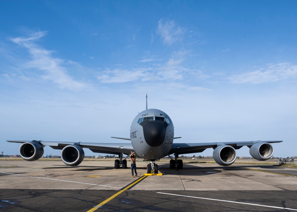 100th AMXS prepares a KC-135 for takeoff at RAF Mildenhall